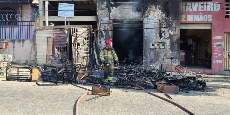 Incêndio destrói reformadora de estofados, em Governador Valadares