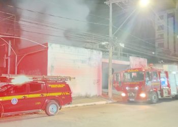 Bombeiros apagam incêndio em imóvel abandonado, no Centro de Governador Valadares