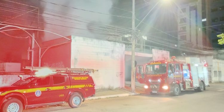 Bombeiros apagam incêndio em imóvel abandonado, no Centro de Governador Valadares