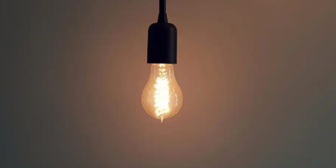 Aneel reduz bandeira tarifária na conta de luz, mas segue com taxa extra