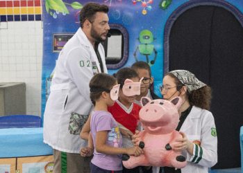 Projeto leva teatro gratuito sobre educação financeira a escolas públicas de Governador Valadares