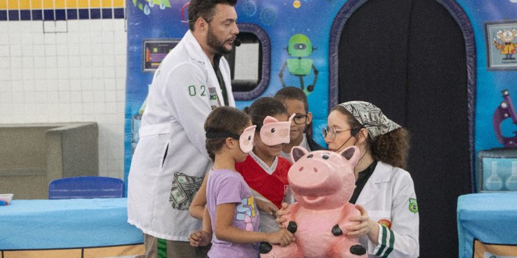 Projeto leva teatro gratuito sobre educação financeira a escolas públicas de Governador Valadares