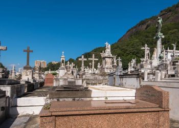 Valadares se prepara para o Dia de Finados com limpeza dos cemitérios e orientações ao público
