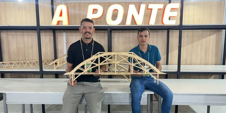 Dupla de estudantes de Valadares conquista bicampeonato no concurso “A Ponte”, no Minascon