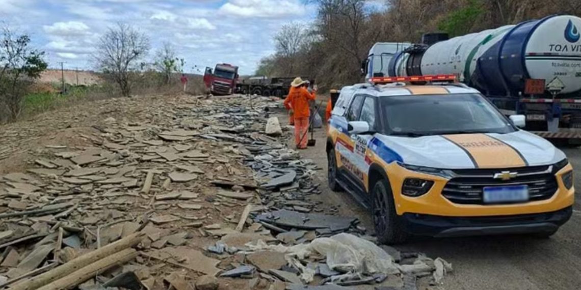 Carga de granito se solta de carreta e provoca interdição da BR-259, em Conselheiro Pena