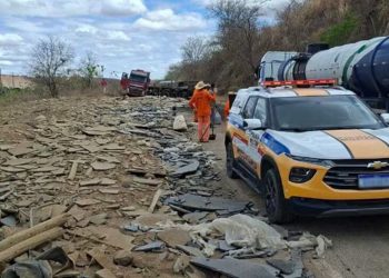 Carga de granito se solta de carreta e provoca interdição da BR-259, em Conselheiro Pena