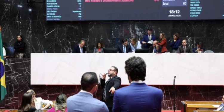 Após mais de 10h de sessão, ALMG aprova, na madrugada, retirada de referendo da Copasa