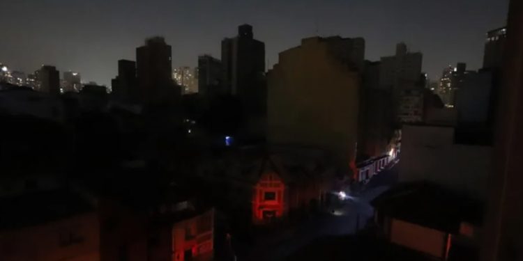 Apagão: interferência no Sistema Interligado Nacional deixa milhares sem luz no país