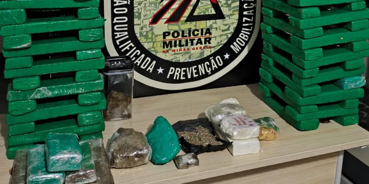 Mulher é presa com mais de 70 barras de maconha, em Valadares