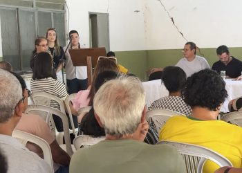 Moradores do distrito de Alto Santa Helena recebem escrituras de imóveis, em Valadares