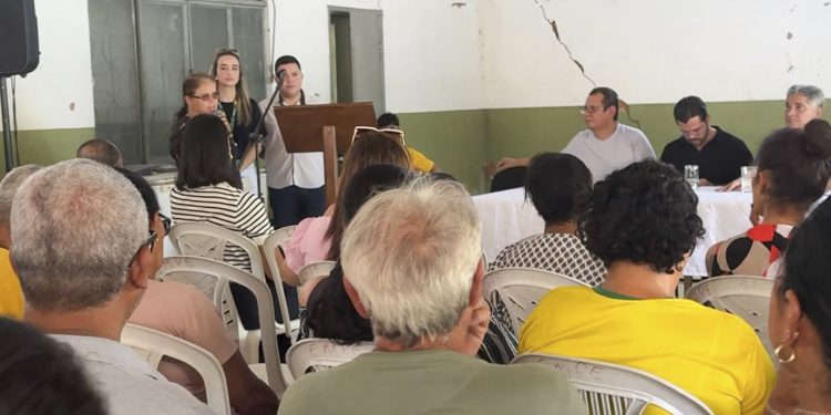 Moradores do distrito de Alto Santa Helena recebem escrituras de imóveis, em Valadares
