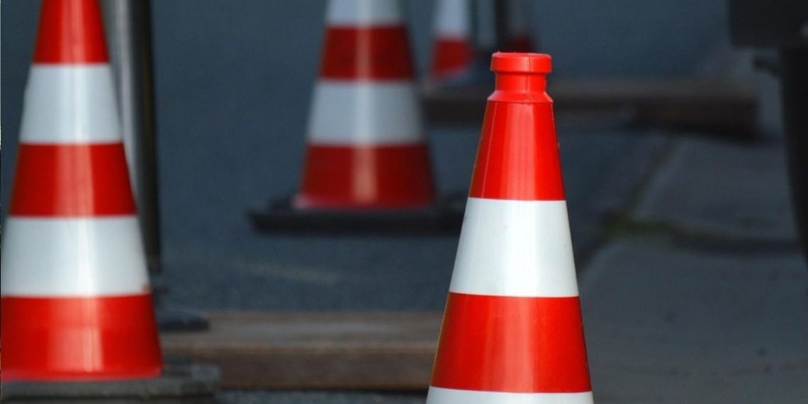 Trecho da Avenida Tancredo Neves é interditado após desmoronamento causado por chuvas em Valadares