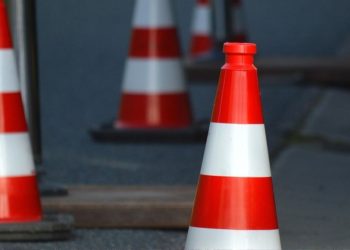 Trecho da Avenida Tancredo Neves é interditado após desmoronamento causado por chuvas em Valadares