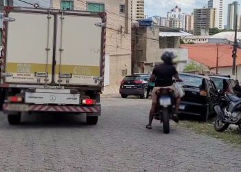 Adolescente de bicicleta morre após colidir contra o portão de uma casa, em Valadares