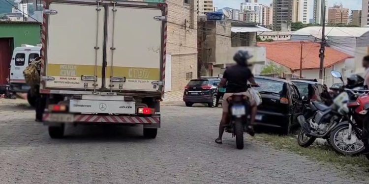 Adolescente de bicicleta morre após colidir contra o portão de uma casa, em Valadares