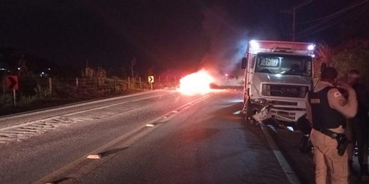 Carro pega fogo após colidir com caminhão na BR-259, em Valadares