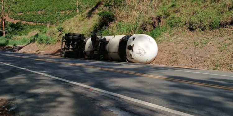 Carreta que transportava carga química de GLP tomba na BR-116, em Santa Bárbara do Leste
