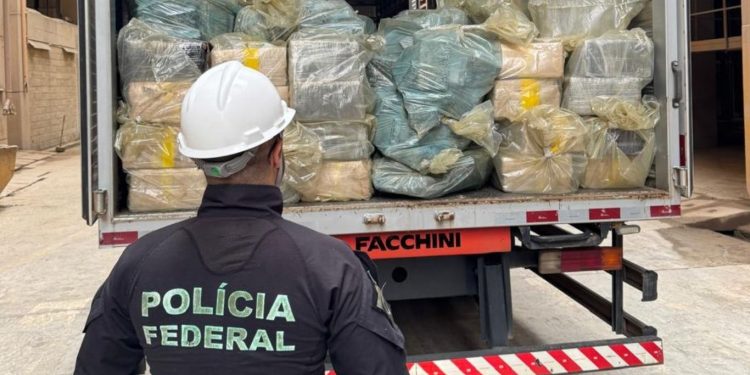 Polícia Federal incinera quase 8 toneladas de drogas em Minas Gerais