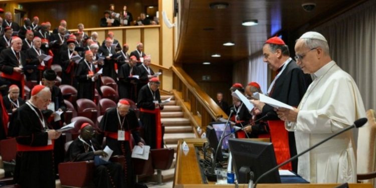 Papa Leão XIV reúne cardeais para definir prioridades da Igreja