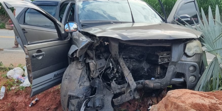 Acidente na BR-116 deixa duas pessoas mortas e duas feridas, em Governador Valadares
