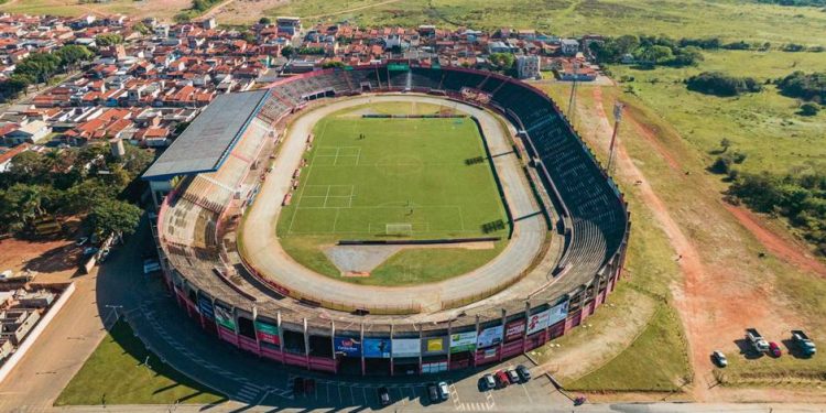 Democrata encara o Pouso Alegre em duelo decisivo no Manduzão pelo Mineiro