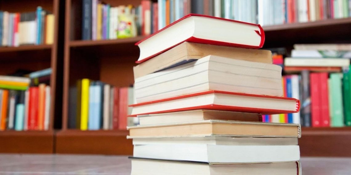 Unidade de atenção especializada recebe doações de livros para nova biblioteca, em Valadares