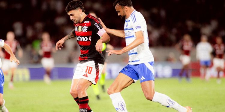 Cruzeiro encara o Flamengo no Maracanã em confronto histórico de mais de 100 jogos