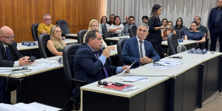 Depoimento do prefeito Coronel Sandro é adiado e Câmara inicia oitivas do processo em Valadares