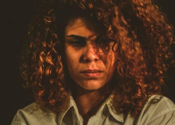 Espetáculo sobre os desafios e pressões vividas pelas mulheres terá apresentações gratuitas em Valadares