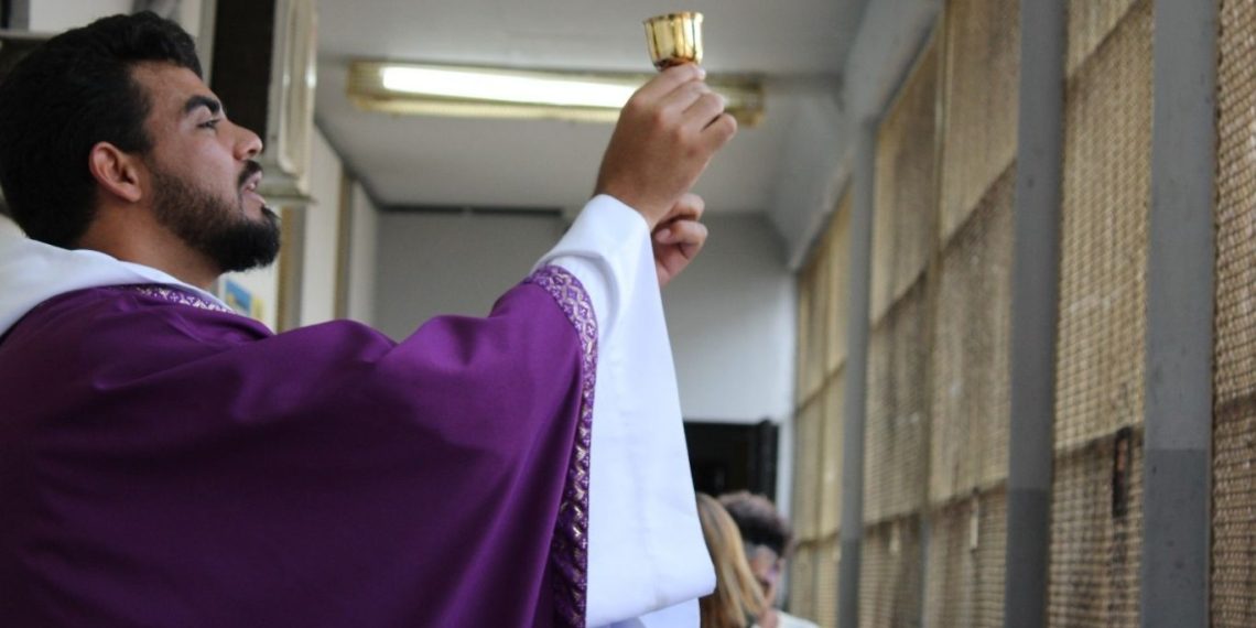 Mutirão de confissões leva esperança a detentos no presídio de Valadares
