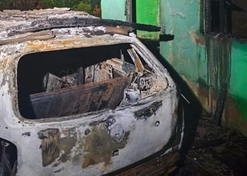 Incêndio destrói carro e uma casa, em Galiléia