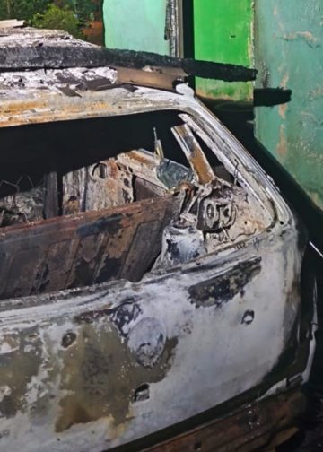 Incêndio destrói carro e uma casa, em Galiléia