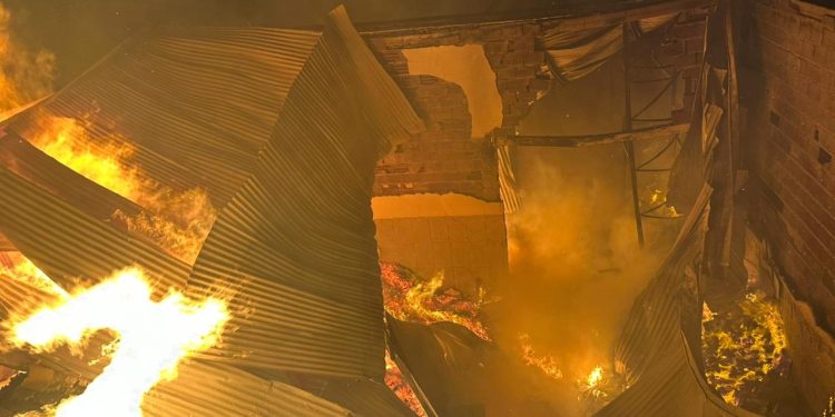 Incêndio destrói depósito de distribuição de insumos, em Governador Valadares