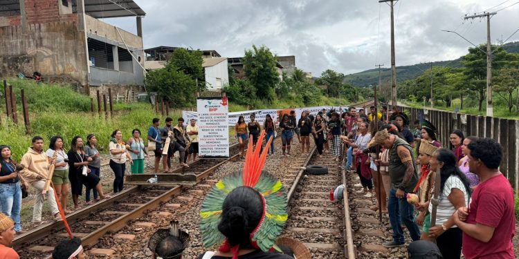 Indígenas bloqueiam linha férrea em Resplendor e cobram reparação da Samarco; Trem de Passageiros interrompe viagens