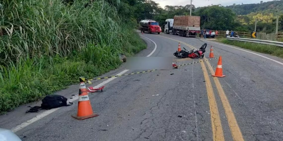 Motociclista morre após bater de frente com carreta, na BR-259, em Resplendor