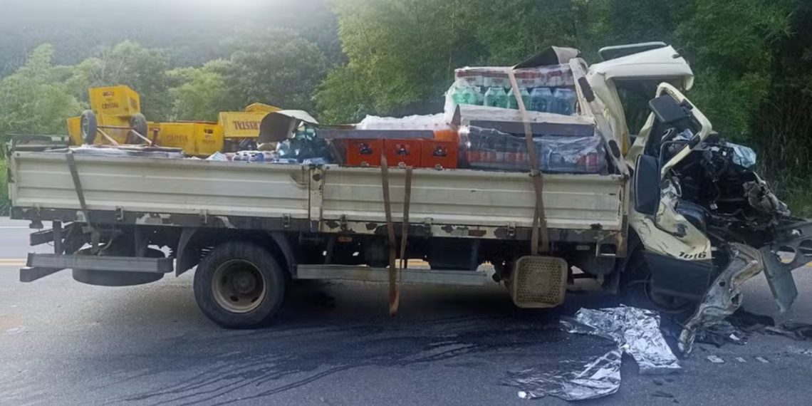 Acidente entre caminhão de bebidas e carreta deixa um homem morto, na BR-116, em Itambacuri