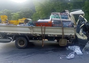 Acidente entre caminhão de bebidas e carreta deixa um homem morto, na BR-116, em Itambacuri