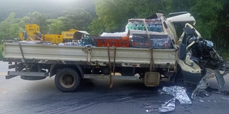 Acidente entre caminhão de bebidas e carreta deixa um homem morto, na BR-116, em Itambacuri