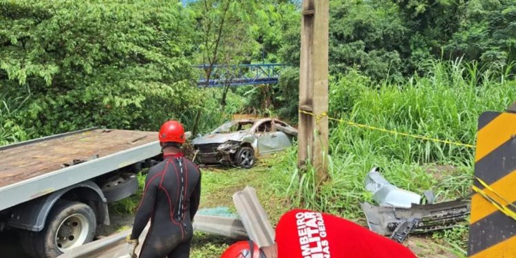 Carro cai no Ribeirão Ipanema e deixa três mortos, em Ipatinga