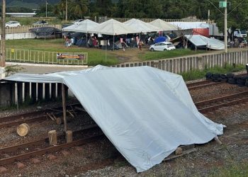 Bloqueio da linha férrea em Resplendor afeta siderurgia e distribuição de diesel, em MG