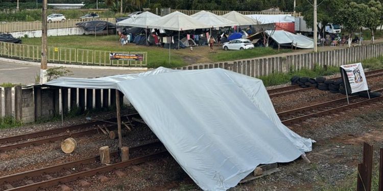 Bloqueio da linha férrea em Resplendor afeta siderurgia e distribuição de diesel, em MG
