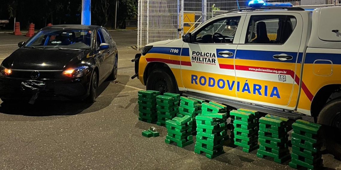 Polícia prende mulher que transportava drogas em carro ocupado pela filha e a neta, de dois meses, em Valadares