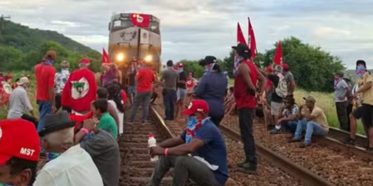 Manifestantes interditam trecho da EFVM em Tumiritinga e interrompem circulação do Trem de Passageiros