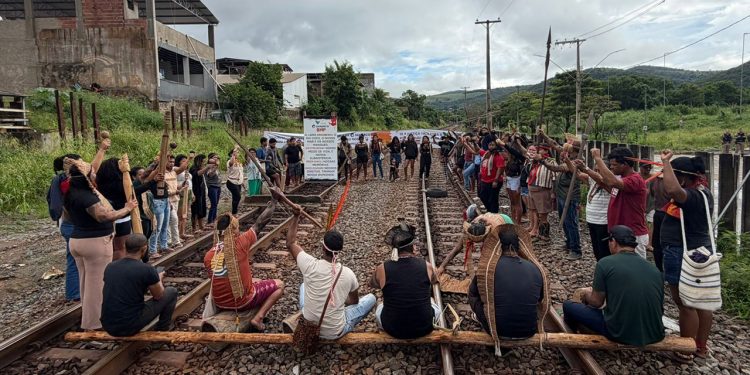 Indígenas bloqueiam linha férrea em Resplendor e cobram reparação da Samarco; Trem de Passageiros interrompe viagens