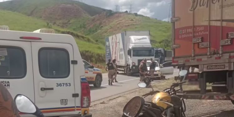 Dupla é presa após ser perseguida pela polícia e bater carro em caminhão, em Valadares