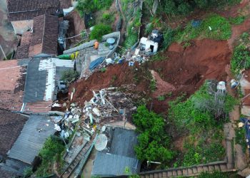 Três pessoas, incluindo uma criança, morrem em soterramento na cidade de Mendes Pimentel