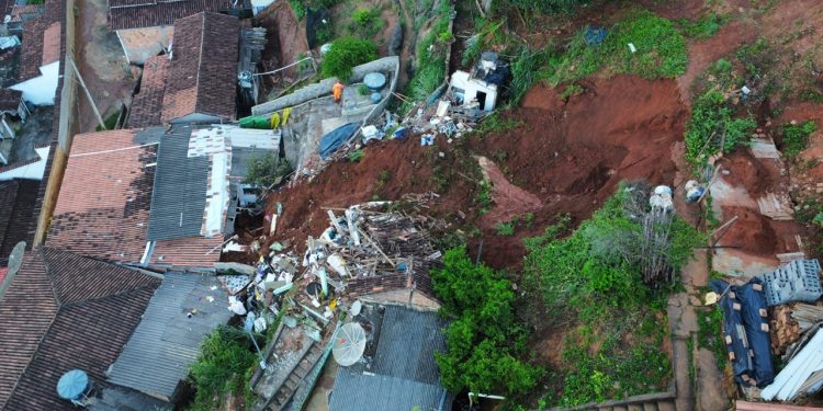 Três pessoas, incluindo uma criança, morrem em soterramento na cidade de Mendes Pimentel