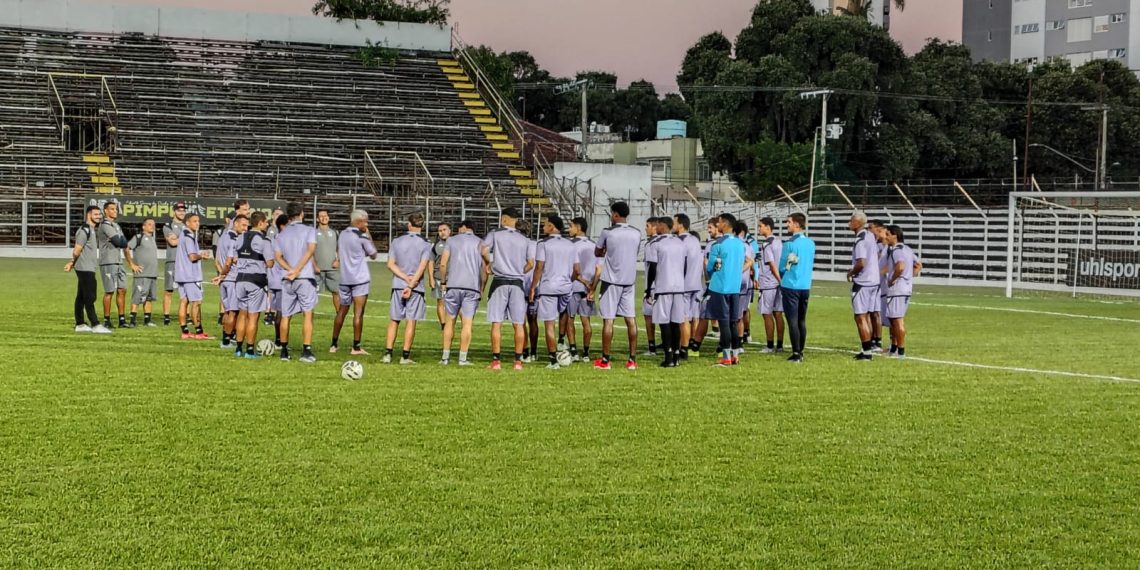 Democrata intensifica preparação e mira confronto direto contra o Vitória no Mamudão
