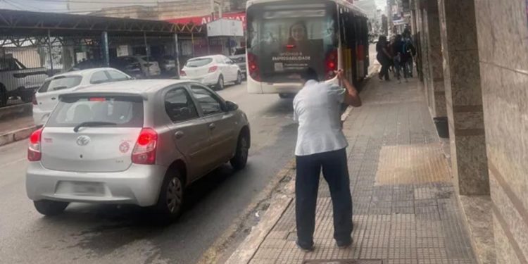 Trabalhadores do transporte coletivo fazem paralisação de advertência em Ipatinga