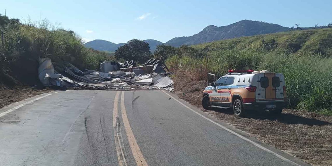 Carreta com carga de gesso tomba e interdita MGC-381, em Divino das Laranjeiras